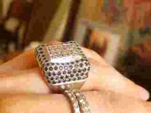 Zloty pierscionek. 24 diamenty, 128 szafirow