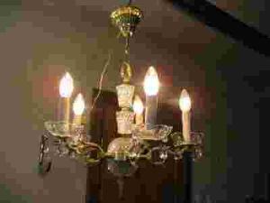 Subtelny żyrandol mosiężno-kryształ. 5-cio ram. Subtelny żyrandol mosiężno-kryształ. 5-cio ram.