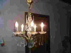 Subtelny żyrandol mosiężno-kryształ 5-cio ram. Subtelny żyrandol mosiężno-kryształ 5-cio ram.